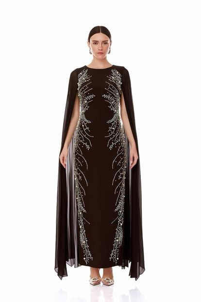 فستان سهرة مطرز بتفاصيل عباءة بنية